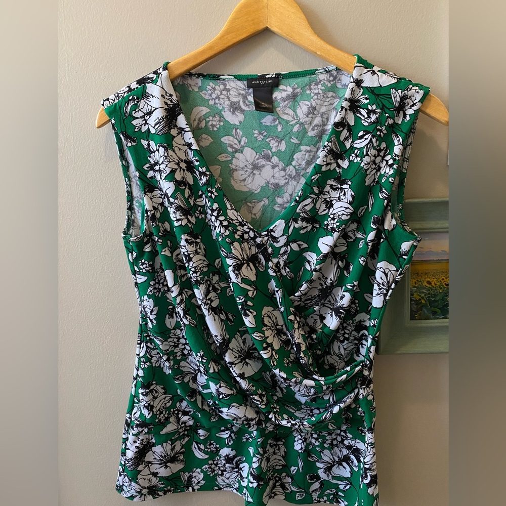 Ann Taylor Green Floral Sleeveless Draped Blouse | Size M | Stretch V-Neck